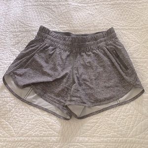 Tracker Mid-rise short. 4”. Heathered Black.